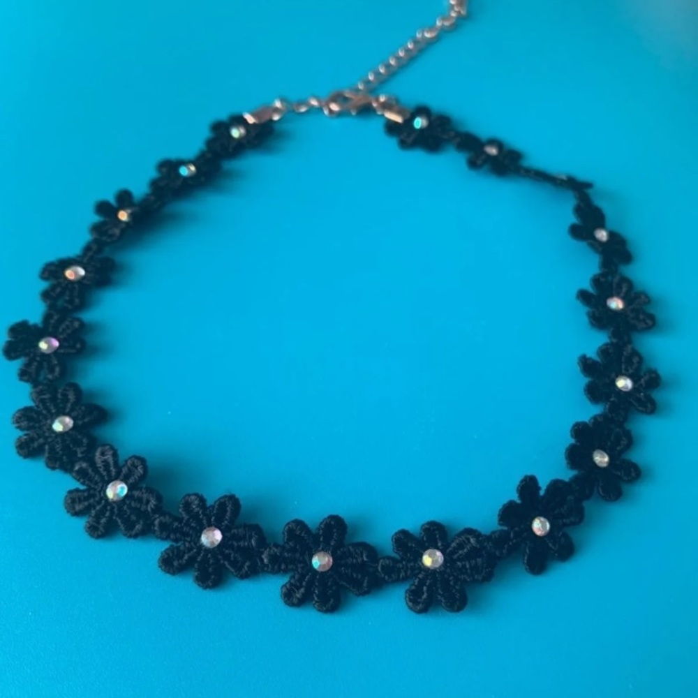 Black flowers choker